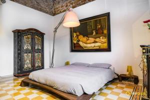 ein Schlafzimmer mit einem Bett und einem Wandgemälde in der Unterkunft ML Luxury Apartment in Rom