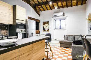 eine Küche mit einer Theke und ein Wohnzimmer in der Unterkunft ML Luxury Apartment in Rom
