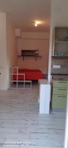 Zimmer mit einem roten Bett in einem Zimmer in der Unterkunft CAMERE private in Porto Azzurro
