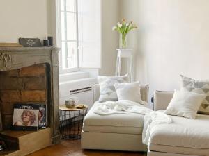 sala de estar con sofá y silla en Lovely nest in Parma centro en Parma