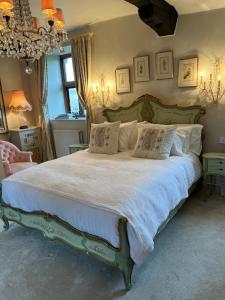 Un pat sau paturi într-o cameră la Pytts House Boutique Bed & Breakfast