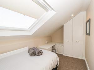 um quarto com uma cama e uma clarabóia em Annex Chetnole em Bristol