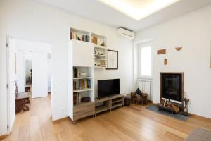 a living room with a television and a fireplace at Trevi Rome Central House in Rome