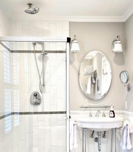 bagno con doccia, lavandino e specchio di Auberge Glengarry Inn, The Mystic 