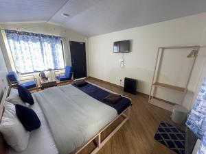 um quarto com uma cama grande e almofadas azuis em Shalom Backpackers Dharamkot McLeodganj em McLeod Ganj
