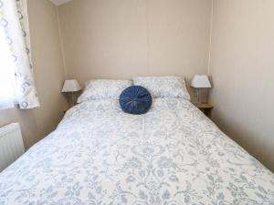 Un dormitorio con una cama con una almohada azul. en Wansbeck View 2 en Ashington