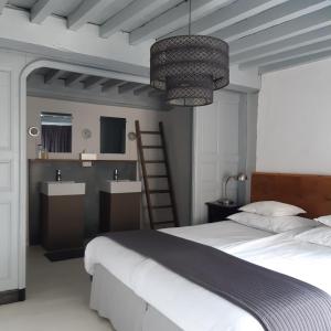 Un pat sau paturi într-o cameră la La Paresse en Douce