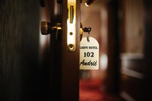 Certificado, premio, señal o documento que está expuesto en Garni Hotel Andric