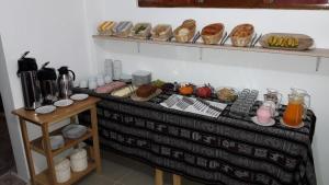ein Tisch mit einem Buffet mit Speisen drauf in der Unterkunft Inkas Land in Machu Picchu