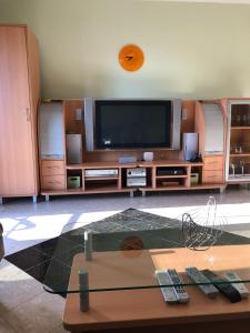 TV a/nebo společenská místnost v ubytování Stan Inlav Pržno