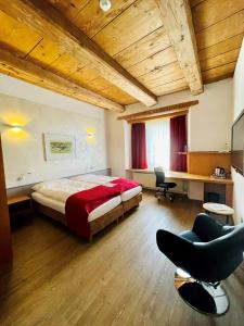 Postel nebo postele na pokoji v ubytování Hotel Balsthal