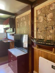une cuisine avec un comptoir et un mur dans l'établissement Rare 1954 Renovated Vintage Lorry - Costal Location, à Plymouth