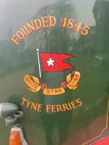 znak na boku samochodu z flagą w obiekcie Rare 1954 Renovated Vintage Lorry - Costal Location w mieście Plymouth