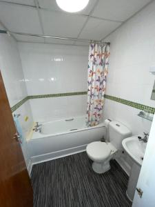 La salle de bains est pourvue d'une baignoire, de toilettes et d'un lavabo. dans l'établissement The Roman Hotel, à Blackpool