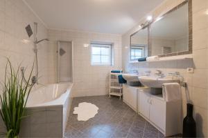 Ένα μπάνιο στο Haus Walser +8 φωτογραφίες