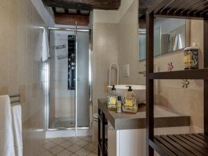 A bathroom at Amoliv