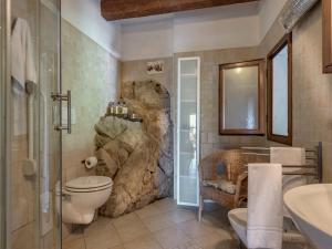 A bathroom at Amoliv