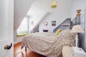 Seaview Villa - Norfolk Cottage Agency في شيرينغهام: غرفة نوم بسرير ودرج
