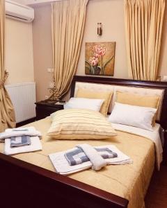 1 dormitorio con 1 cama con 2 toallas en Arxontiko Vetrina, en Vétrina