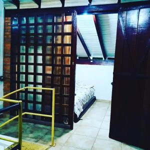 圣代佩德罗Cabana Hostel Sobrado EcoPark的一间设有一张床和一堵书墙的房间