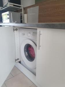 - un lave-linge dans la cuisine avec un comptoir dans l'établissement Apartment Saint Saens, à Marseillan