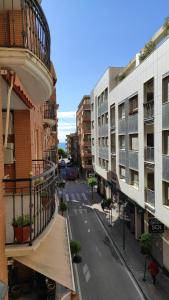 una calle vacía en una ciudad con edificios altos en Pizarro by Seaward Suites en Villajoyosa