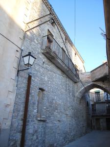 ceglany budynek z oknem i balkonem w obiekcie L'Esgolfa de ca l'Ortís w mieście Figuerosa