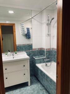 un bagno con lavandino, vasca e doccia di Vistamar Estepona a Estepona