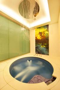 uma casa de banho com banheira e chuveiro em Holiday Inn Cochin, an IHG Hotel em Cochin
