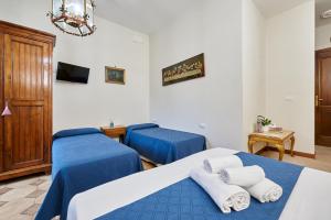 Łóżko lub łóżka w pokoju w obiekcie Fabrizio's Rooms