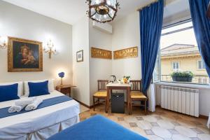 sypialnia z dwoma łóżkami, biurkiem i oknem w obiekcie Fabrizio's Rooms w Rzymie