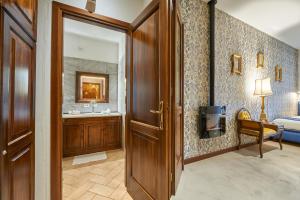 Pokój z łazienką z umywalką i drzwiami w obiekcie Fabrizio's Rooms w Rzymie +37 zdjęć