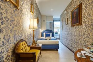 sypialnia z łóżkiem i krzesłem w pokoju w obiekcie Fabrizio's Rooms w Rzymie