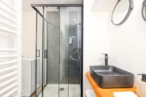Koupelna v ubytování Instant de douceur au pied des Thermes