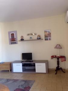 a living room with a table with a tv on it at Casa à Porta do Torreão in Silves
