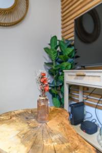 un vaso con fiori seduto sopra un tavolo di Instant de douceur au pied des Thermes ad Allevard