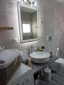 ein Bad mit einem Waschbecken und einem Spiegel in der Unterkunft Anna's House Theologos in Theologos