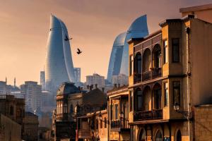Blick auf eine Stadt mit Gebäuden und Wolkenkratzern in der Unterkunft City Inn Nizami Boutique Hotel in Baku