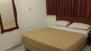 een kleine slaapkamer met een bed in een kamer bij Golden City Apartment - Leisure Holiday Resorts in Kuala Lumpur