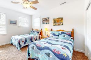 Tempat tidur dalam kamar di Bayside Resort --- 11661 Resort Drive