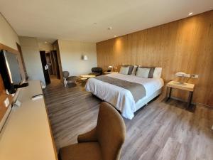 Un pat sau paturi într-o cameră la HOTEL TERMAS VICTORIA Wellness Spa