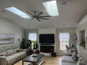 - un salon avec un canapé et un ventilateur de plafond dans l'établissement Cherry Hill House, à Cherry Hill