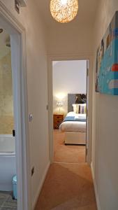 Un dormitorio con una cama y un baño con bañera. en Merchants Rest, en Dartmouth