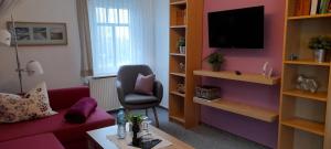 TV a/nebo společenská místnost v ubytování Nordsee Haus An't Oll Deep