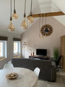 uma sala de estar com um sofá e uma mesa em THE ROOFTOP - a trendy new apartment with airconditioning, large terrace & free parking em Oostende
