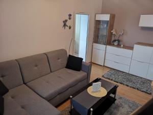 Niezapomniany widok في كارباش: غرفة معيشة مع أريكة وطاولة