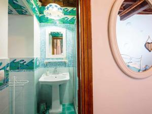 ein Bad mit einem Waschbecken und einem Spiegel in der Unterkunft Appartamento familiare nel cuore di Roma in Rom