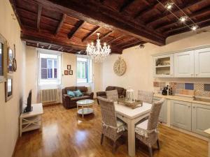 a kitchen and living room with a table and chairs at Appartamento familiare nel cuore di Roma in Rome