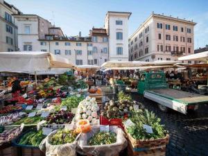 einen Markt mit Obst und Gemüse auf der Straße in der Unterkunft Appartamento familiare nel cuore di Roma in Rom