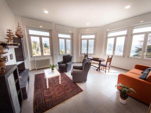 een woonkamer met een bank en een tafel bij VILLA SILVIA-by Home Sitter Como in Como